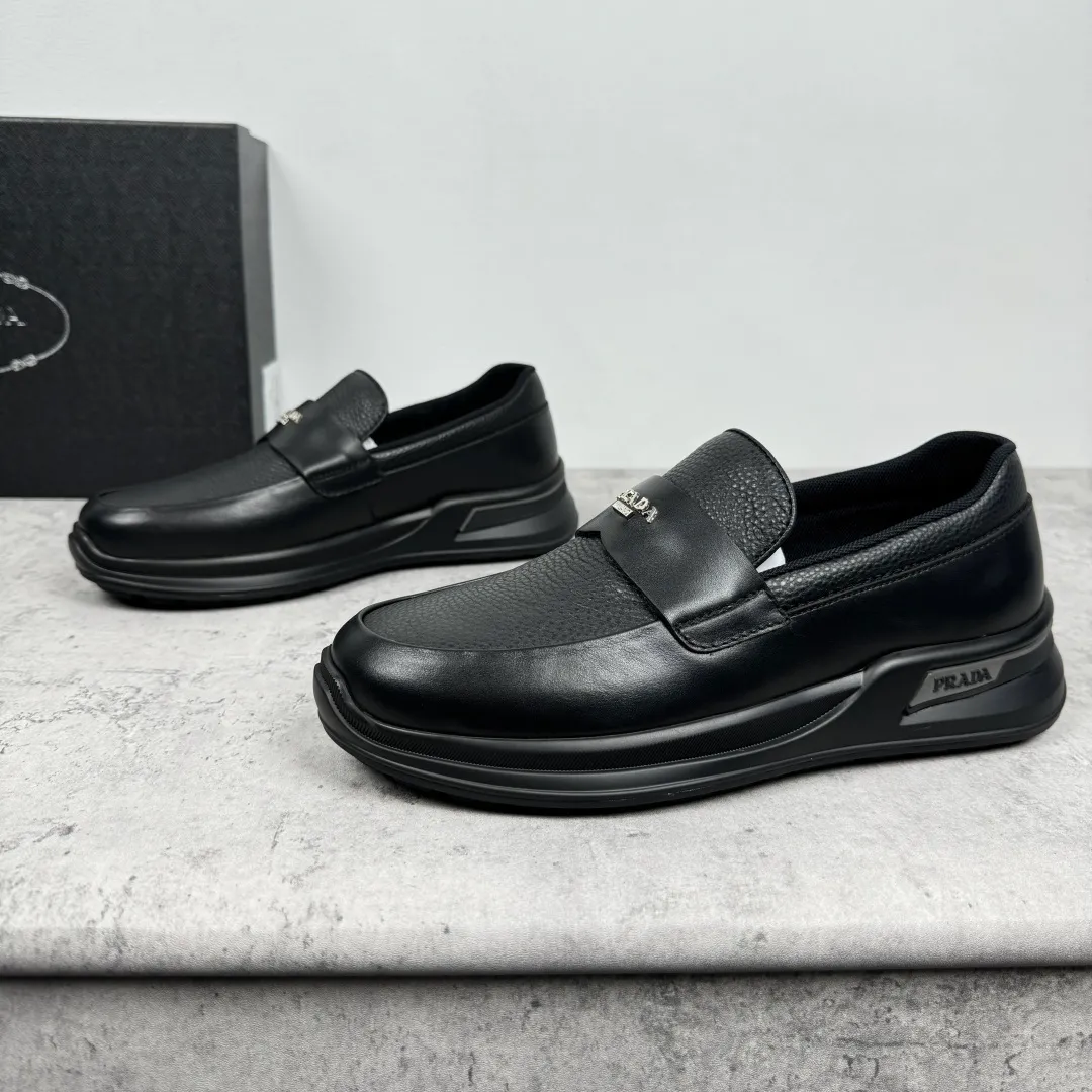 Batch 700 Prada/Prada men's matte leather thick-soled lightweight loafers! Casual fit, lightweight rubber sole slip-on driving shoes, matte calfskin wrapped around the entire upper, front body in pebbled calfskin/soft cloth, two styles available! Decorated with genuine leather buckle, front decorative details of PRADA silver letters, genuine leather feet, classic silver letter logo badge details, technical mesh lining, push-on opening and closing method, convenient and comfortable, cool and breathable! Paired with a lightweight, sporty functional thick sole, it is extremely comfortable on the feet and will not be tiring after long-term wear. It is available in multiple colors to meet different matching needs and comes with a complete package! Size: 39-40-41-42-43-44 Leather shoe size Item number: 2EE915 full leather black